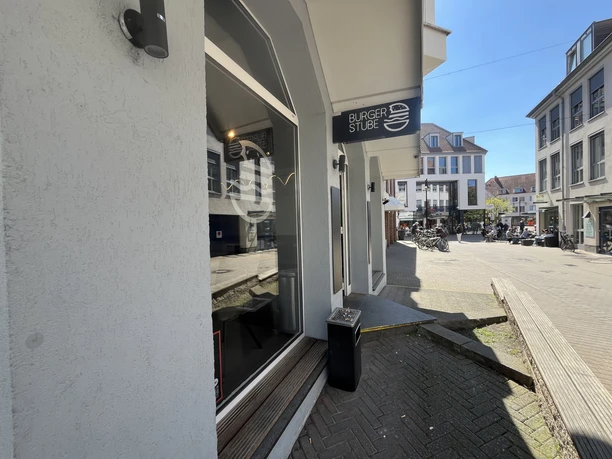Burger Stube Außenansicht der Burger Stube mit Schild und Fußgängerzone in Gütersloh.
