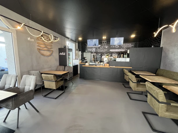 Innenraum der Burger Stube mit Tresen, Sitznischen und Holztischen im modernen Design