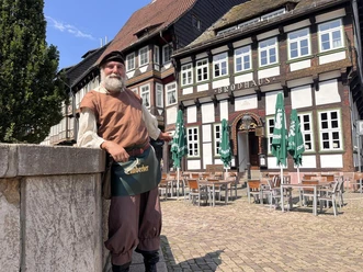 Braumeister_am_Brunnen.jpeg Historisch gekleideter Braumeister am Brunnen vor dem Fachwerkhaus Brodhaus in Einbeck.