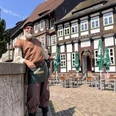 Braumeister_am_Brunnen.jpeg Historisch gekleideter Braumeister am Brunnen vor dem Fachwerkhaus Brodhaus in Einbeck.