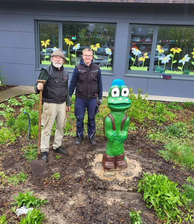 Künstler Lambert Hackmann und Hausmeister Jürgen Lucks beim Aufbau des Maskottchens MOORex ©Naturpark Hümmling.jpg