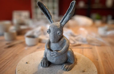 Eine Maus treibt in der TeaPot Keramikwerkstatt ihr Unwesen. Keramikarbeit von Alexandra Arlt.