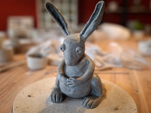 Eine Maus treibt in der TeaPot Keramikwerkstatt ihr Unwesen. Keramikarbeit von Alexandra Arlt.