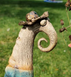 Urige Tonfiguren in der Töpferei Sundern. Diesen findet man auch als Zaungast.