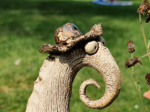 Urige Tonfiguren in der Töpferei Sundern. Diesen findet man auch als Zaungast.