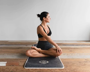 Bad-Dribrug_yoga_dane-wetton-t1NEMSm1rgI-unsplash.jpg Frau entspannt beim Hatha-Yoga