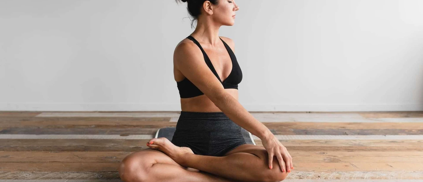 Bad-Dribrug_yoga_dane-wetton-t1NEMSm1rgI-unsplash.jpg Frau entspannt beim Hatha-Yoga