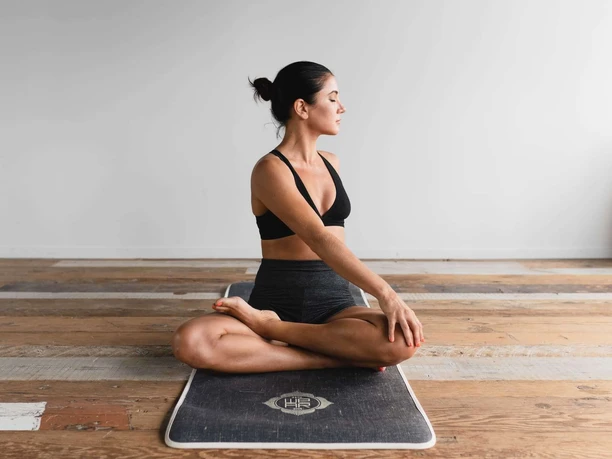 Bad-Dribrug_yoga_dane-wetton-t1NEMSm1rgI-unsplash.jpg Frau entspannt beim Hatha-Yoga