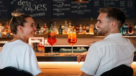 restaurant-des-alpes-bar-drinks-gaeste-paar.jpg