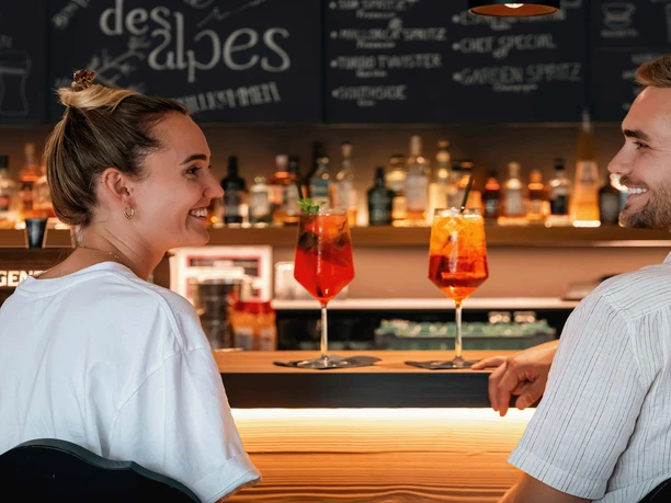 restaurant-des-alpes-bar-drinks-gaeste-paar.jpg