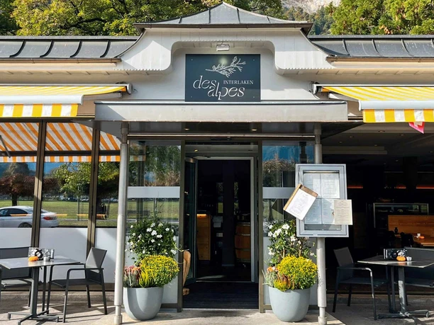 restaurant-des-alpes-eingang-tische-fassade.jpg
