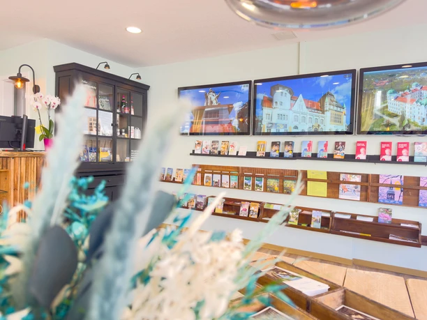 Touristinformation Celle Innenansicht der Touristinformation Celle am Markt 7 mit Infomaterial, Prospekten, digitalen Bildschirmen und freundlicher Atmosphäre – direkt gegenüber dem Alten Rathaus.