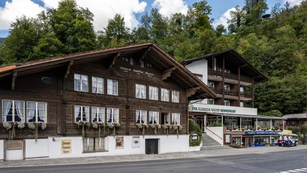 restaurant-weisses-kreuz-aussenansicht-terrasse.jpg