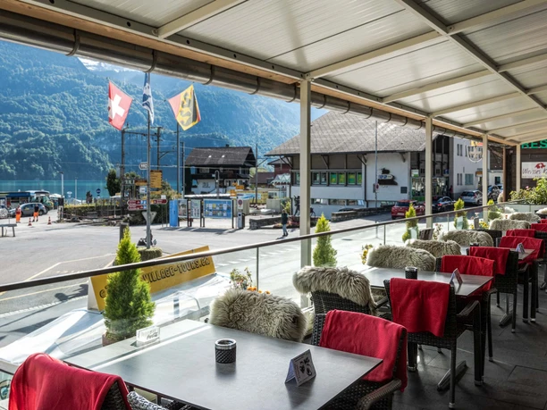 restaurant-weisses-kreuz-terrasse-aussicht-tische-see.jpg