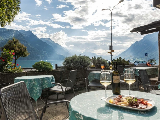 restaurant-brienzerburli-terrasse-plaettli-wein.jpg