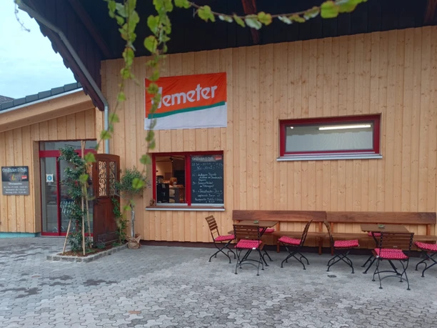 Fassade vom Bio-Obsthof Schindler mit Hofansicht