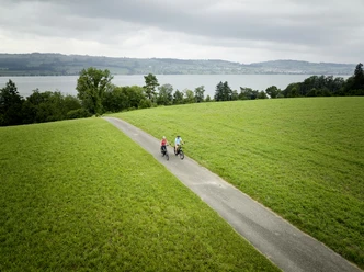 Velofahren mit Sempachersee im Hintergrund