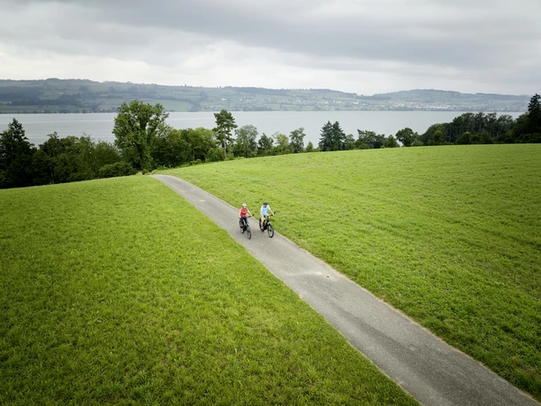 Velofahren mit Sempachersee im Hintergrund