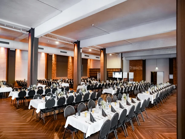 Tagungsraum Ostflügel in der Eventlocation H16 | Leipzig Convention Bureau Tagungsraum Ostflügel mit Bankettbestuhlung in der Eventlocation H16 - präsentiert vom Leipzig Convention Bureau