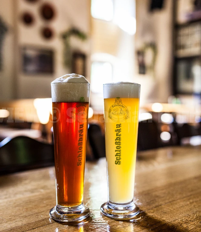 wmg_brauhaus_150513-5933.jpg Zwei große Biergläser auf dem Tresen im Brauhaus Fallersleben.