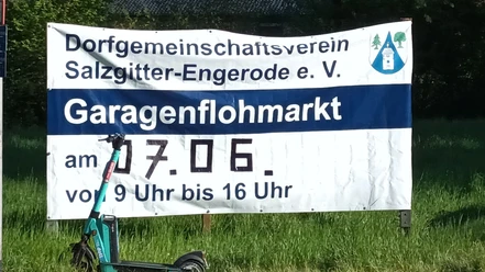 Engerode_Garagenflohmarkt.jpg Banner für den Garagenflohmarkt in Salzgitter-Engerode mit E-Scooter davor.