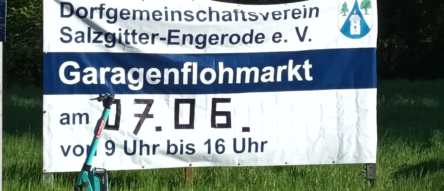Engerode_Garagenflohmarkt.jpg Banner für den Garagenflohmarkt in Salzgitter-Engerode mit E-Scooter davor.