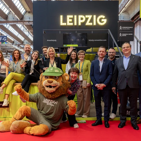 Partner des Leipzig Convention Network während der IMEX 2025 | Leipzig Convention Bureau Gruppenfoto mit Partnern des Leipzig Convention Network vor dem Leipzig Stand während der IMEX 2025 – präsentiert vom Leipzig Convention Bureau