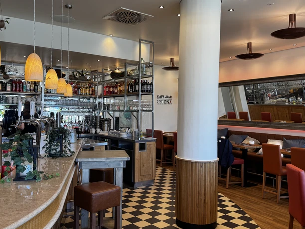 Der Innenraum vom Celona in Kassel. Die Bar auf der linken Seite und Sitzgelegenheiten auf der rechten.