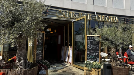 Cafe & Bar Celona Königsplatz_Eingangsbereich Der Eingangsbereich mit Angebotstafel vom Cafe & Bar Celona.