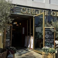 Cafe & Bar Celona Königsplatz_Eingangsbereich Der Eingangsbereich mit Angebotstafel vom Cafe & Bar Celona.