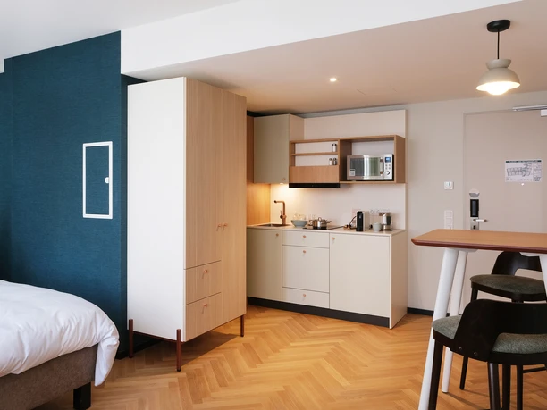 Hood House_HHKS_Space_Bedroom Das gemütlich eingerichtet Hotelzimmer im Hood House.