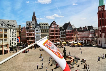 Römer-Balkon - Aussicht Römerberg mit Fachwerkhäusern und Blick auf Frankfurter Dom