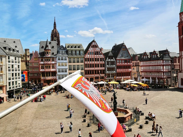 Römer-Balkon - Aussicht Römerberg mit Fachwerkhäusern und Blick auf Frankfurter Dom