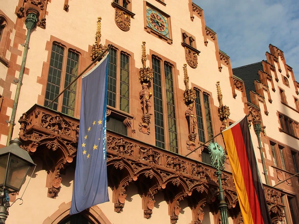 Römer-Balkon - Außenansicht Römer in Frankfurt mit Uhr und EU- und Deutschlandflagge