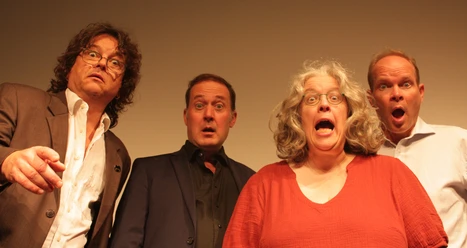 CC_Lars Wätzold, Michael zalejksi_Katrin Richter_Stefan Graen_Foto_Udo Angerstein.jpg Vier Schauspieler blicken mit aufgerissenen Augen und Mündern überrascht herab.