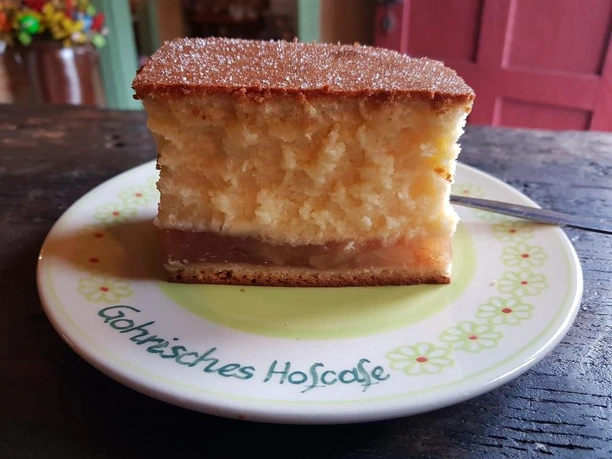 Kuchenangebot im Hofcafé