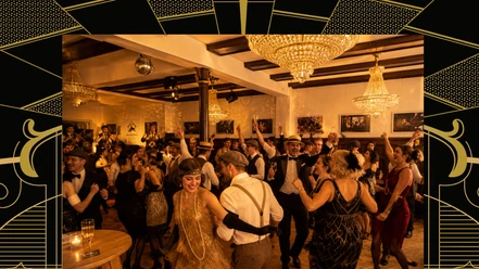 Kokett_Einbeck.jpg Tanzende Menschen in 20er-Jahre-Mode feiern ausgelassen unter großen Kronleuchtern.