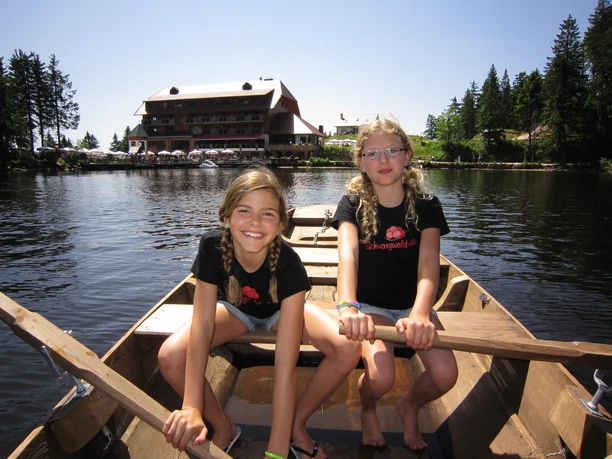 Kinder im Ruderboot am Mummelsee