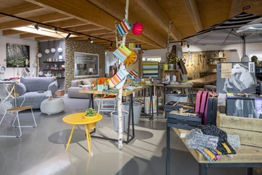flauas-einrichtung-deko7.jpg Heller Verkaufsraum mit modernen Möbeln, bunten Dekoartikeln und Wohnaccessoires.