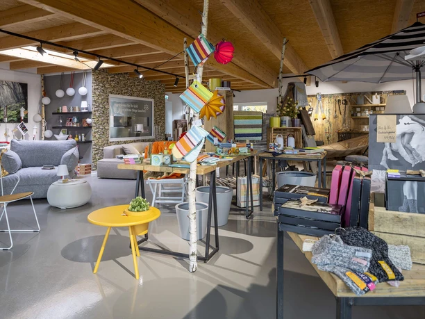 flauas-einrichtung-deko7.jpg Heller Verkaufsraum mit modernen Möbeln, bunten Dekoartikeln und Wohnaccessoires.
