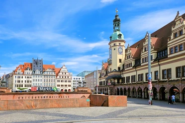 Widok z Grimmaische Straße na wejście do stacji kolei miejskiej Leipzig Markt na lipskim rynku z ratuszem po prawej stronie.