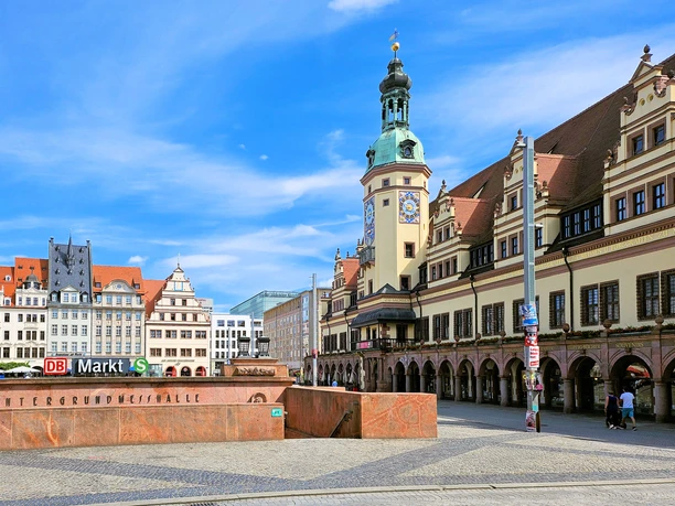 Vue de la Grimmaischen Straße sur l'entrée de la station de S-Bahn Leipzig Markt sur la place du marché de Leipzig avec l'ancien hôtel de ville sur la droite.