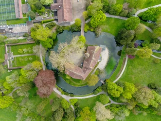 Schloss Landshut inmitten des Schlossweihers