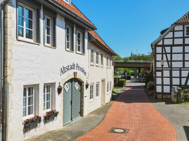 Altstadt Pension Außenansicht Außenansicht der Altstadt Pension mit Blick entlang der Straße