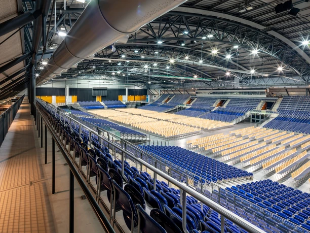 Widok na QUARTERBACK Real Estate ARENA z miejscami siedzącymi w rzędach.