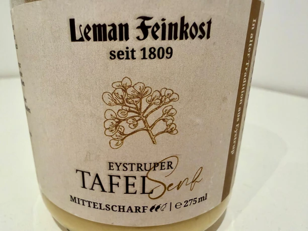 Nahaufnahme eines Glases Eystruper Tafelsenf von Leman Feinkost, mittelscharf.