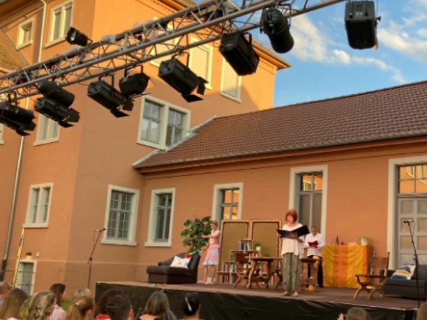 Bühne vom Illenau Theater im Serenadenhof der Illenau