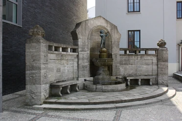 Krüderbrunnen (c) Jens Wöhlken_Erlebnis Bremerhaven_WEB.jpg Steinerner Ludwig-Krüder-Brunnen mit Bronzefigur eines Knaben und seitlichen Sitzbänken.