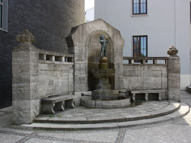 Krüderbrunnen (c) Jens Wöhlken_Erlebnis Bremerhaven_WEB.jpg Steinerner Ludwig-Krüder-Brunnen mit Bronzefigur eines Knaben und seitlichen Sitzbänken.