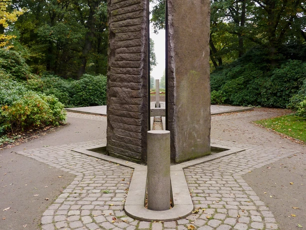 Windsegel P1040097 (c) Tanja Mehl_Erlebnis Bremerhaven GmbH_WEB.jpg Zwei hohe Steinblöcke bilden den Brunnen Windsegel auf einem gepflasterten Platz.
